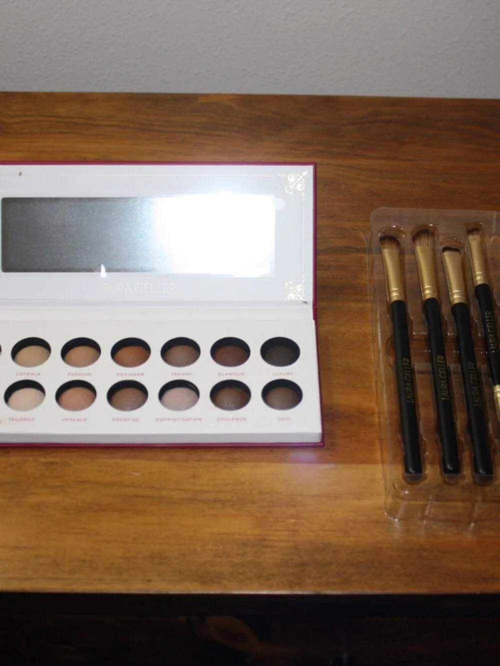 Laura Geller The Delectibles 14 Eyeshadows & 4 pc Eye Brush Set - New - Open Box